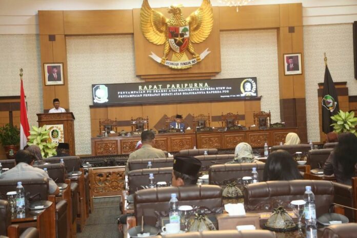 Rapat paripurna DPRD Banyuwangi. (foto/dok)