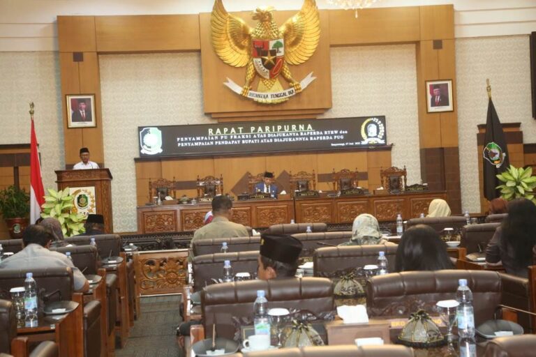 Rapat paripurna DPRD Banyuwangi. (foto/dok)