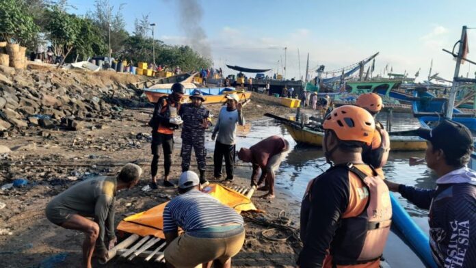 Tim SAR mengevakuasi satu ABK kapal ikan tewas di Perairan Plawangan, Grajagan, Banyuwangi, Senin (11/9/2023).