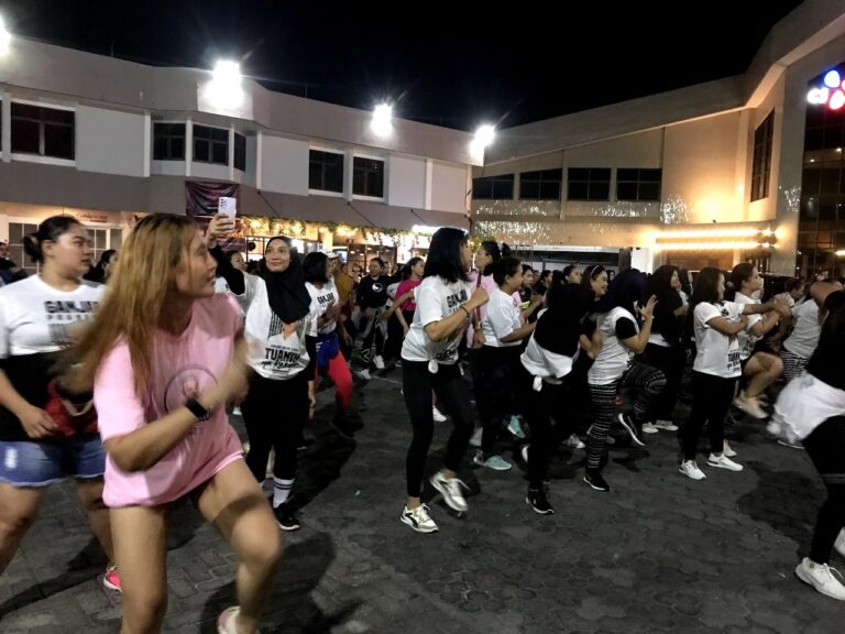 Ini Cara Sukarelawan Memperkenalkan Ganjar Pranowo pada Milenial dengan Senam Zumba