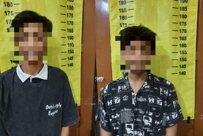 Dua pelaku pencabulan siswi diamankan di Polsek Srono, Banyuwangi.