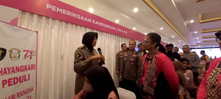 Ibu Kapolri Juliati Sigit Prabowo melihat kegiatan baksos serangkain Hari Kesatuan Gerak Bhayangkari ke 71 di Banyuwangi, Kamis (14/9/2023). (foto/udi)