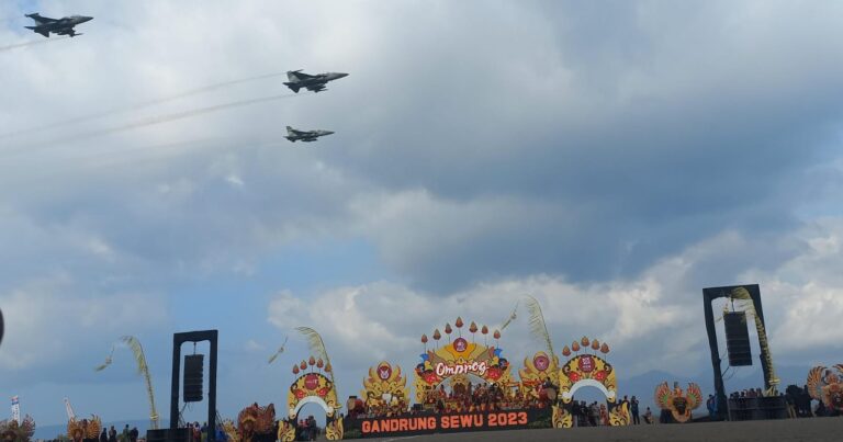 Memukau…, Atraksi Pesawat Tempur TNI AU Meriahkan Festival Gandrung Sewu Banyuwangi  