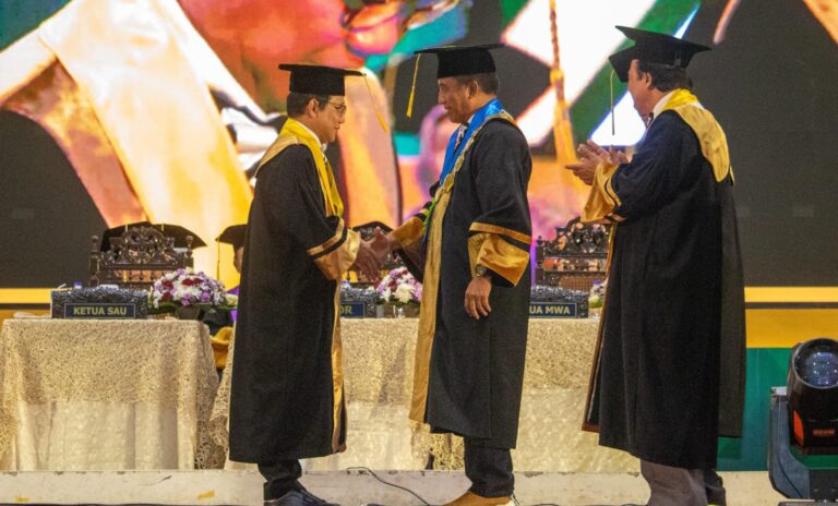 Menteri Desa Halim Iskandar Raih Gelar Profesor Kehormatan di Unesa