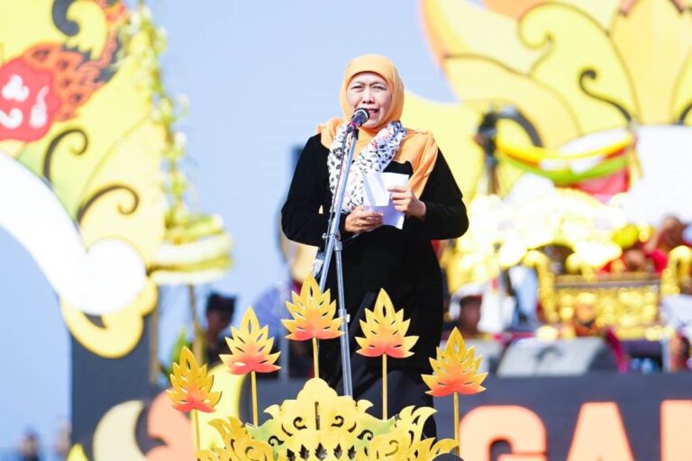 Gubernur Khofifah menghadiri Festival Gandrung Sewu di Banyuwangi, Sabtu (15/9/2023). (foto/ist)