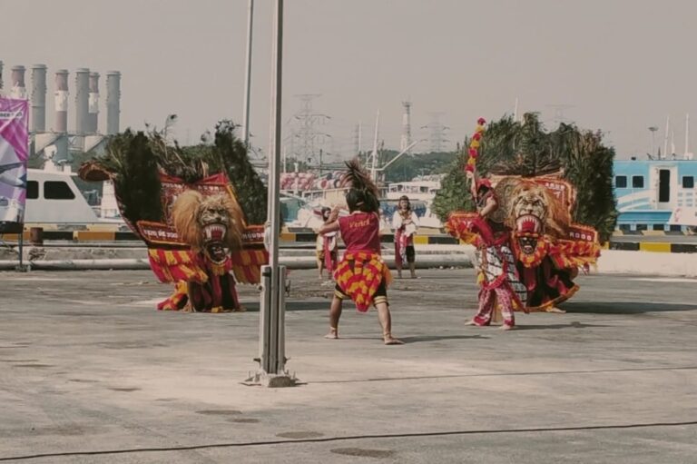 Atraksi Reog Warnai Upacara Hari Perhubungan di Gresik