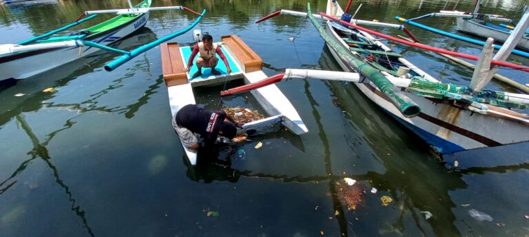 Inovatif….., Warga Pesisir Mandar Banyuwangi Ubah Muara Kumuh Jadi Destinasi Ikan Bakar 