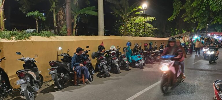 Parkir Liar di Sepanjang Jalan Kembang Kuning Bikin Macet pada Jam Sibuk