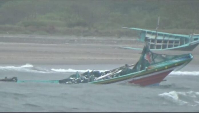 Kondisi kapal ikan yang karam di perairan Pantai Grajagan, Banyuwangi.