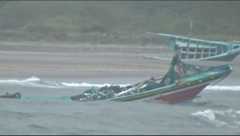 Kondisi kapal ikan yang karam di perairan Pantai Grajagan, Banyuwangi.