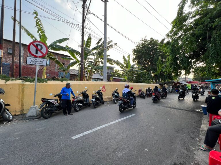 Diduga Ada ‘Jual Beli’ Lahan di Ronggowarsito Kembang Kuning, Tak Kapok Meski Terpampang Larangan Parkir