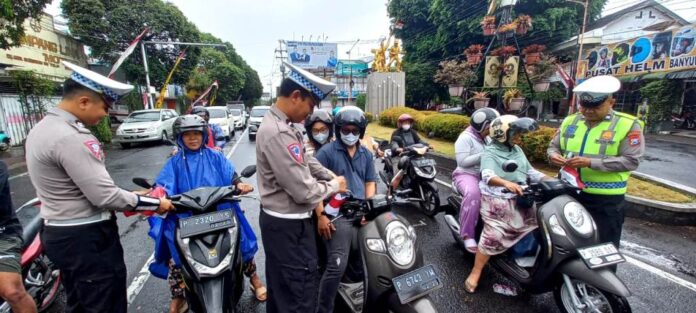 Polisi Lalu Lintas di Banyuwangi memberikan arahan keselamatan lalu lintas, belum lama ini.