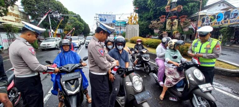 Polisi Lalu Lintas di Banyuwangi memberikan arahan keselamatan lalu lintas, belum lama ini.
