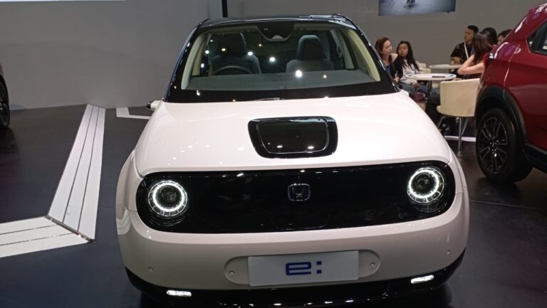 Mobil Listrik Honda e Buat Penasaran Pengunjung GIIAS Surabaya 2023