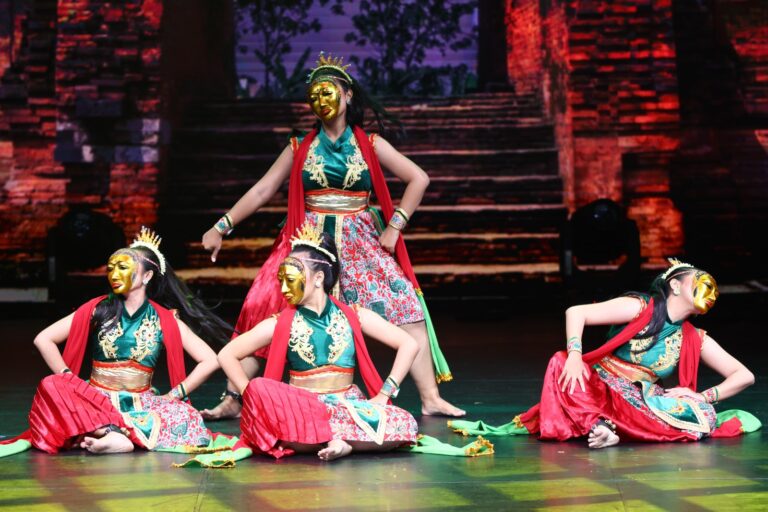 Hebat…., Unesa Ajari 166 Mahasiswa di Thailand Tari Suramadu