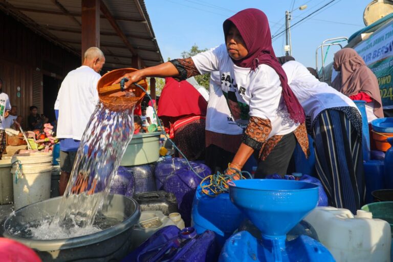 Hadapi Kekeringan, Warga Bojonegoro Terima Bantuan Air Bersih dan Sumur Bor dari Kyai Muda Ganjar