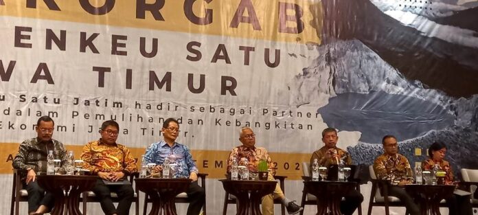 Jajaran pejabat Perwakilan Kementerian Keuangan Jawa Timur memberikan keterangan kepada wartawan di Banyuwangi, Selasa (26/9/2023) . (foto/udi)
