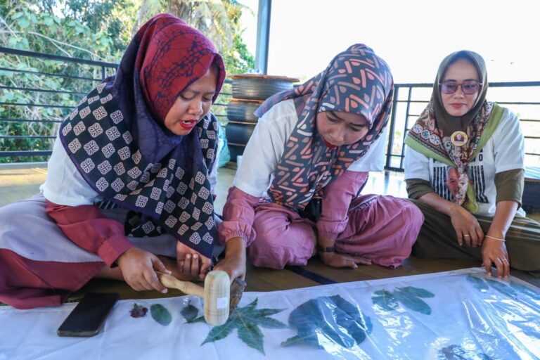 Warga Sumenep Antusias Belajar Membatik dengan Teknik Ecoprint dari Relawan Mak Ganjar