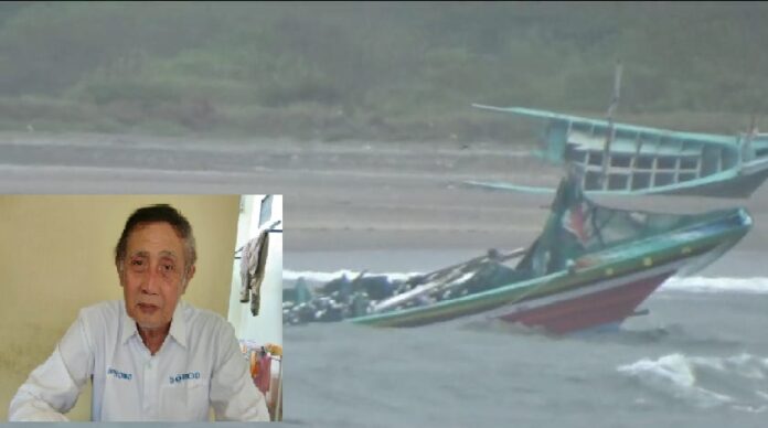 Kondisi kapal ikan yang karam di perairan Pantai Grajagan, Banyuwangi. (Insert : Iphong Mawardi). (foto/ist)