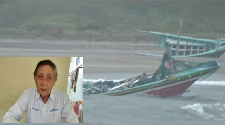 Kondisi kapal ikan yang karam di perairan Pantai Grajagan, Banyuwangi. (Insert : Iphong Mawardi). (foto/ist)