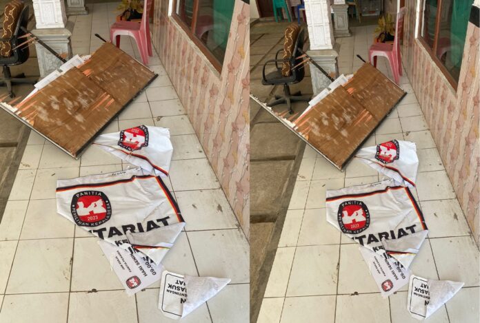 Alat peraga milik Panitia Pilkades Kalibaru Kulon, Banyuwangi dirusak orang tak dikenal. (foto/ist)