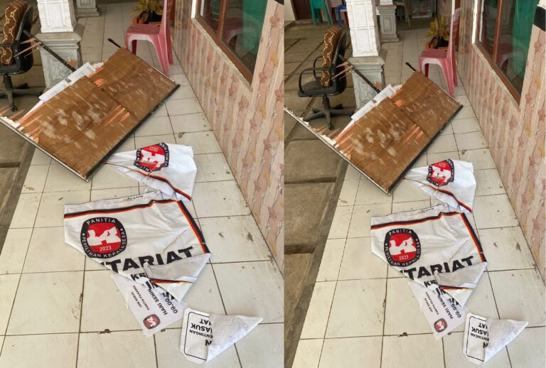 Alat peraga milik Panitia Pilkades Kalibaru Kulon, Banyuwangi dirusak orang tak dikenal. (foto/ist)