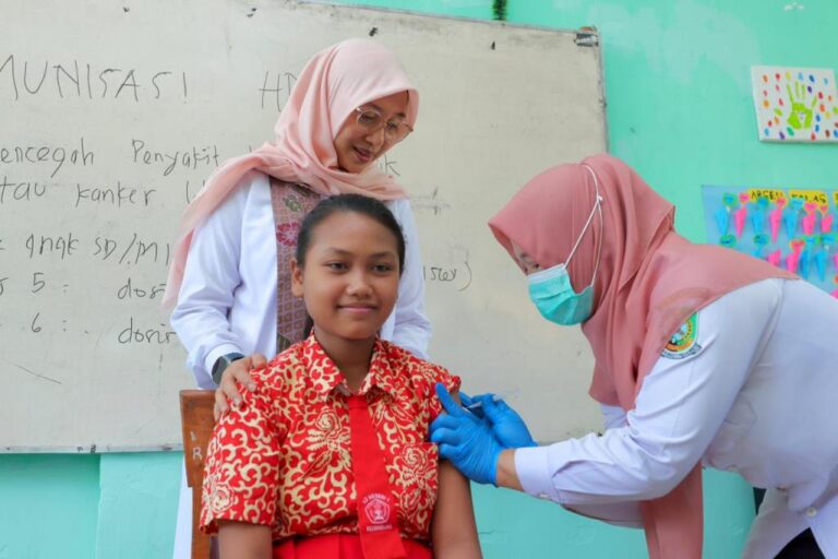Vaksinasi HPV di Banyuwangi menyasar siswi SD. (foto/ist)