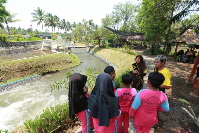 Para siswa di Banyuwangi diajak merawat sungai melalui program Sekardadu. (foto/ist)