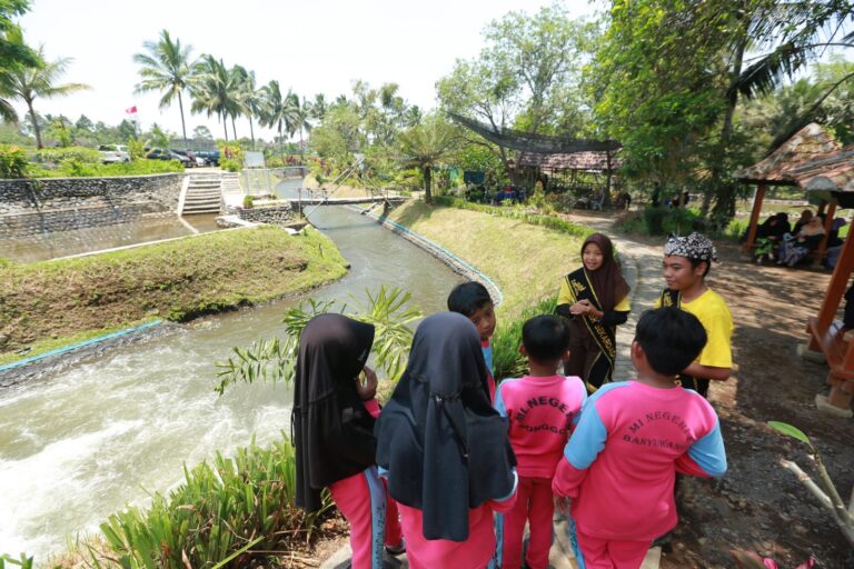 Para siswa di Banyuwangi diajak merawat sungai melalui program Sekardadu. (foto/ist)