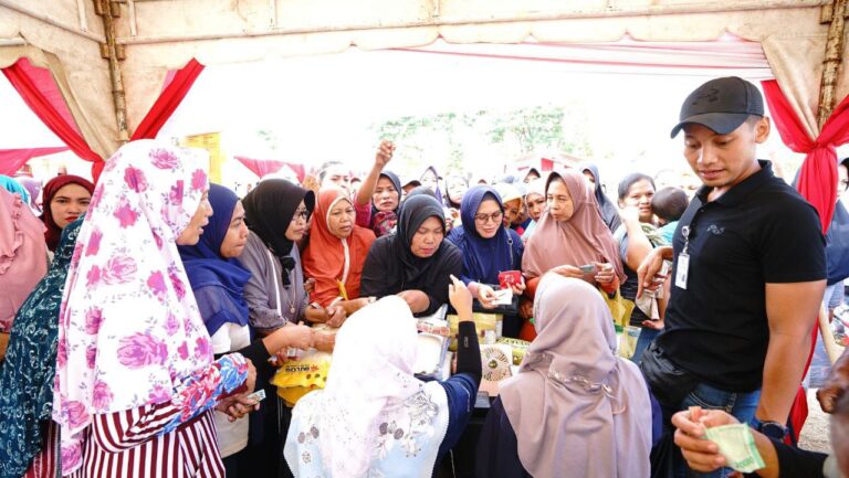 Harga Melambung, Warga Banyuwangi Berebut Pasar Sembako Murah 