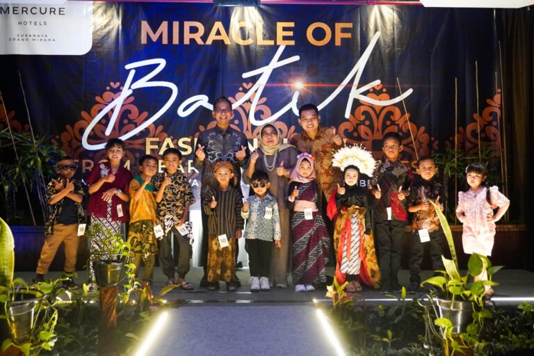 Hotel Mercure Surabaya Grand Mirama Peringati Hari Batik Nasional