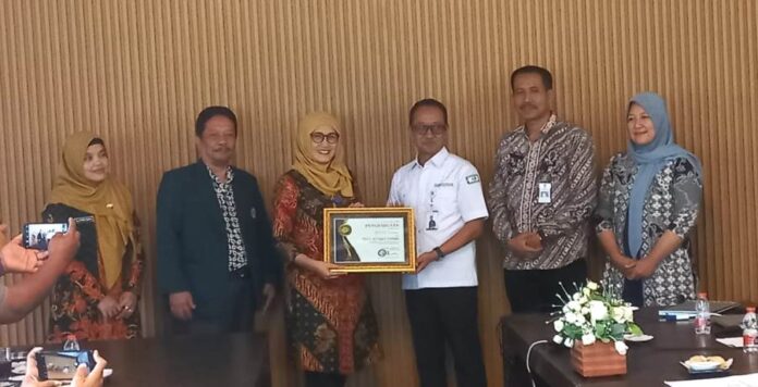 WhatsApp Image 2023-10-02 at 17.00.03 BPJS Kesehatan Cabang Banyuwangi memberikan penghargaan kepada mitra faskes, Senin (2/10/2023) siang. (foto/udi)