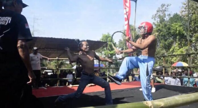 Tradisi tiban di Desa Tamanagung, Kecamatan Cluring, Banyuwangi.