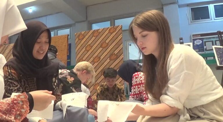 Tujuh Siswa Asing Belajar dan Praktik Membatik di Smamda Surabaya