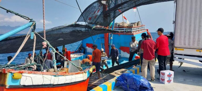 Kapal ikan kembali sandar di Pelabuhan Perikanan Masami, Banyuwangi, Selasa (3/10/2023). (foto/udi)