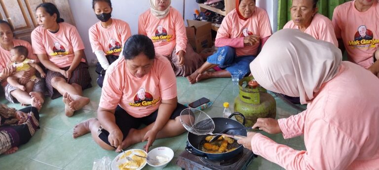 Mak Ganjar Latih Emak-emak di Kediri Buat Pisang Cokelat