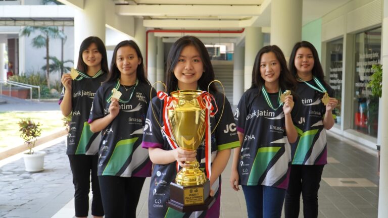 Tim CEJESS PCU Raih Juara East Java KIM Hackathon 2023