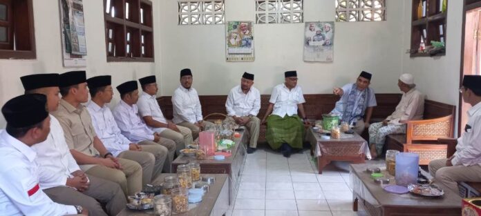 Sekjen Partai Gerindra Ahmad Muzani mendatangi ponpes di Wongsorejo, Banyuwangi, Kamis (5/10/2023). (foto/udi)