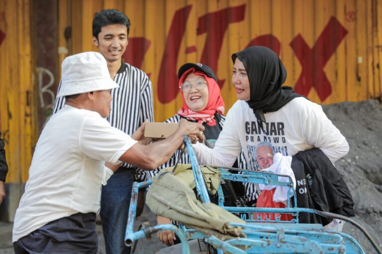 Operasi Makanan Sehat, Kowarteg Ganjar Bawa Kebahagiaan Buat UMKM di Surabaya