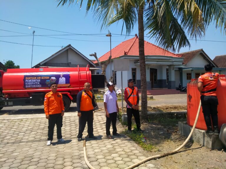 BPBD Banyuwangi menggelontor pasokan air bersih ke wilayah yang krisis air. (foto/ist)