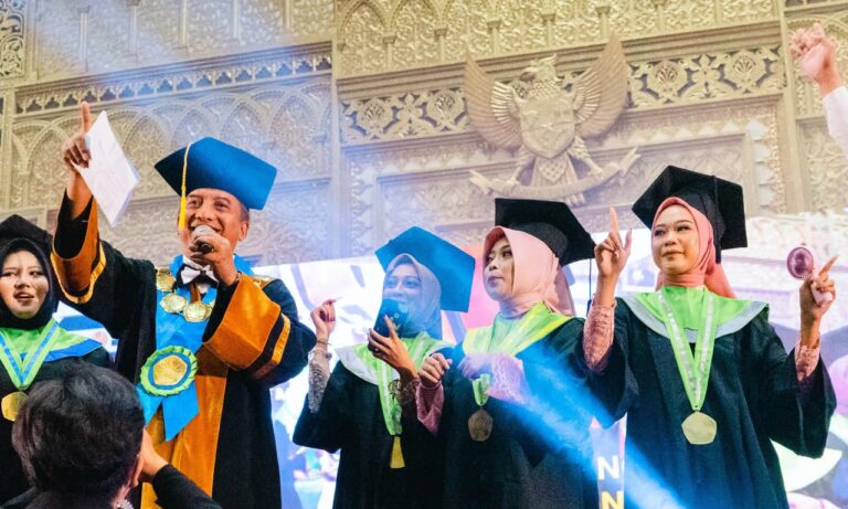 Sambut Indonesia Emas 2045, Lulusan Unesa Didorong Berkontribusi