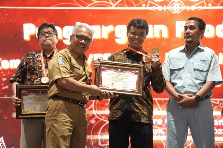 GM of Mining dan Raw Material SIG, Suharyanto (ketiga kiri) menerima Penghargaan Produktivitas Kompetisi 5R/5S dari Kepala Dinas Tenaga Kerja dan Transmigrasi (Disnakertrans) Jatim Himawan Estu Bagijo. (foto/dra)