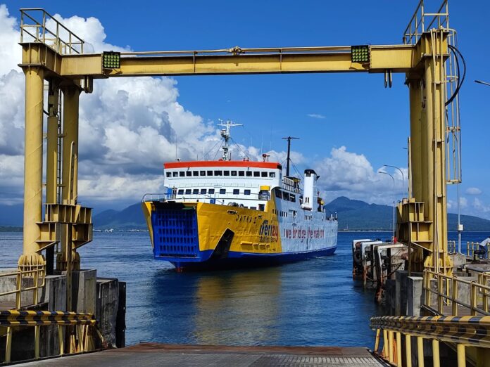 Aktivitas penyeberangan rute Ketapang, Banyuwangi ke Lombok. (foto/ist)