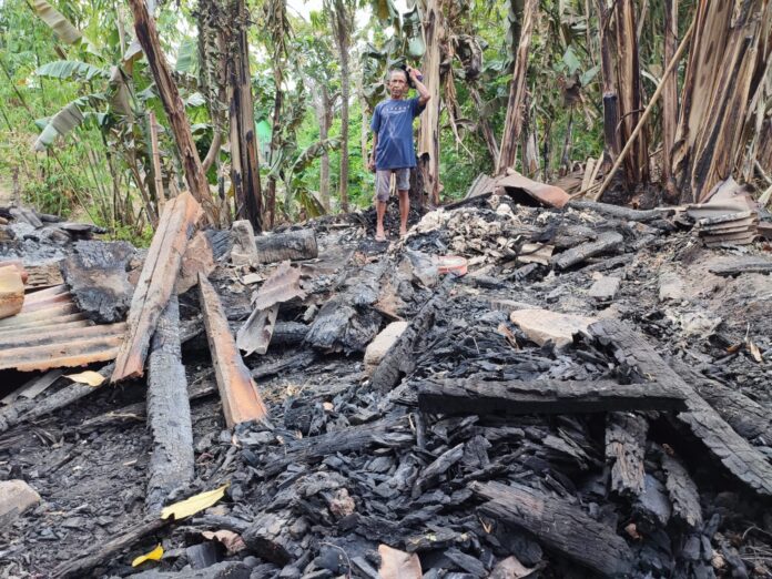 Kandang di Lingkungan Gentengan, Kelurahan Singonegaran, Kecamatan/Kabupaten Banyuwangi, terbakar, Jumat (13/10/2023). (foto/udi)