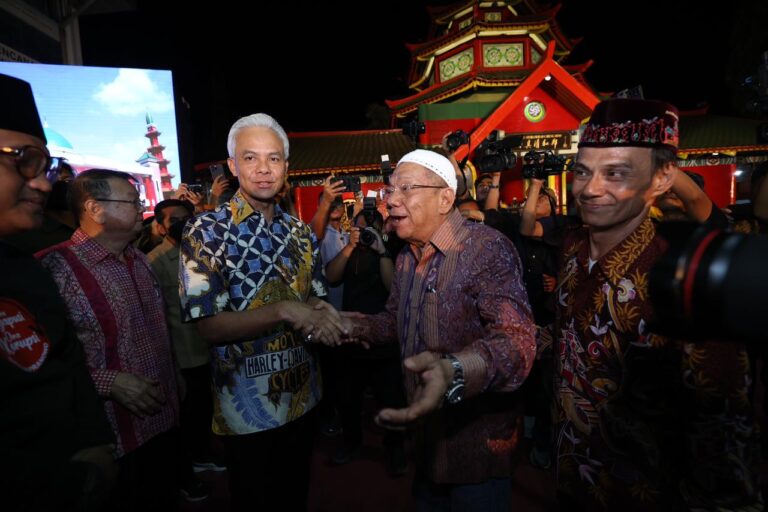Diterima Sebagai Keluarga, Ganjar dapat Songkok dari Muslim Tionghoa di Surabaya
