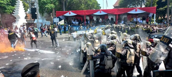 Simulasi pengamanan tahapan pemilu di Banyuwangi, Selasa (17/10/2023). (foto/udi)