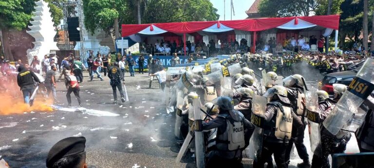 Simulasi pengamanan tahapan pemilu di Banyuwangi, Selasa (17/10/2023). (foto/udi)