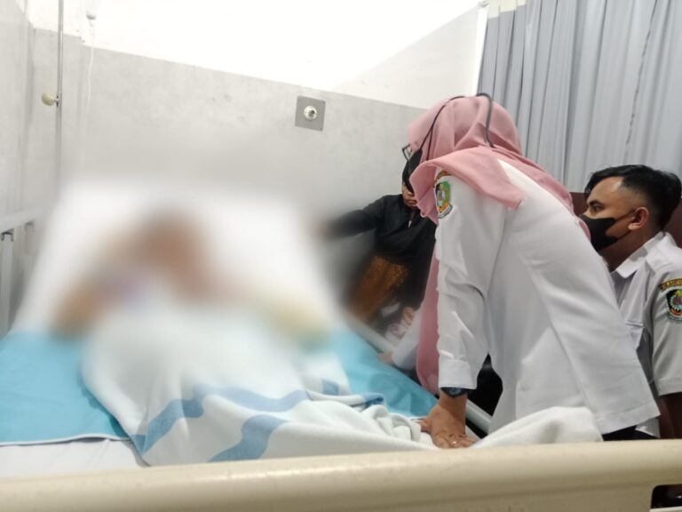 Tim Dinsos Banyuwangi memberikan pendampingan ke siswa SMP korban penganiayaan di Banyuwangi, Selasa (17/10/2023). (foto/ist)