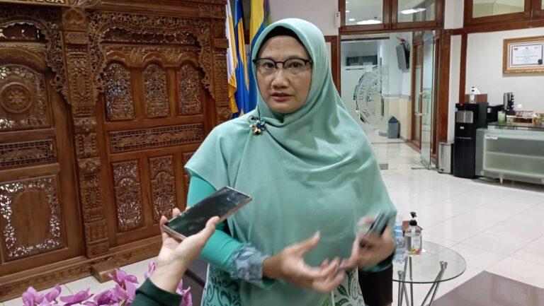 Prof Eighty, Jadi Profesor Wanita Pertama Unair Bidang Uroginekologi Rekonstruksi