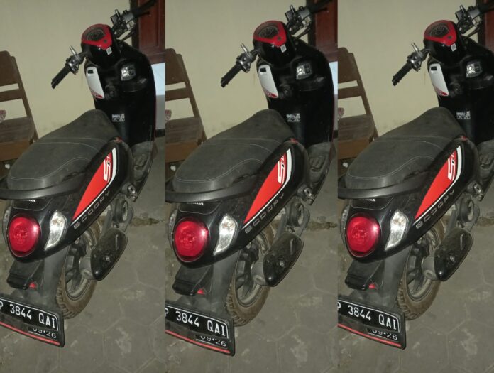 Motor yang dibawa kabur pelaku perampasan diamankan di Polsek Gambiran, Banyuwangi. (foto/ist)